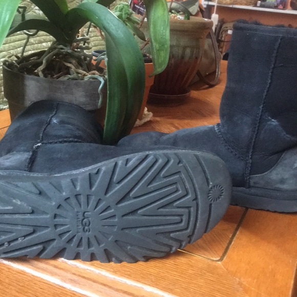 Short black uggs - Picture 3 of 4